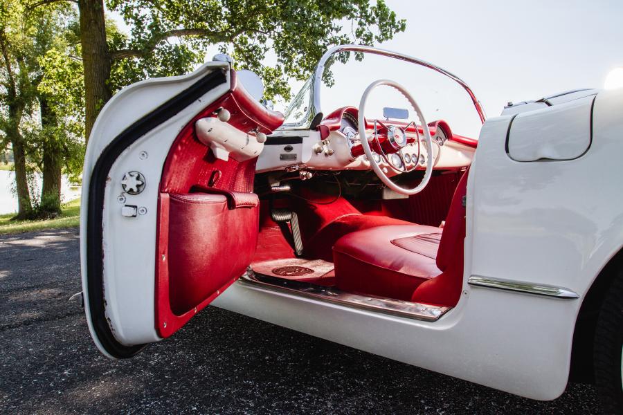 Детали интерьера Chevrolet Corvette Polo White 1954 года  (фото 40 из 40)